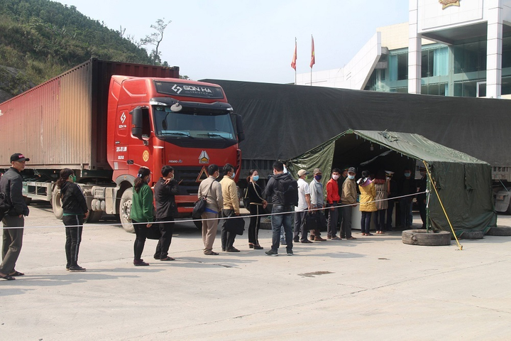 Hà Tĩnh tạm dừng tiếp nhận công dân từ Lào về qua cửa khẩu Cầu Treo - 1