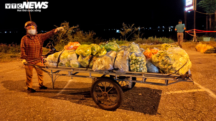 Ảnh: Tiểu thương Hà Tĩnh thức khuya, dậy sớm, vất vả mưu sinh giữa tâm dịch - 1