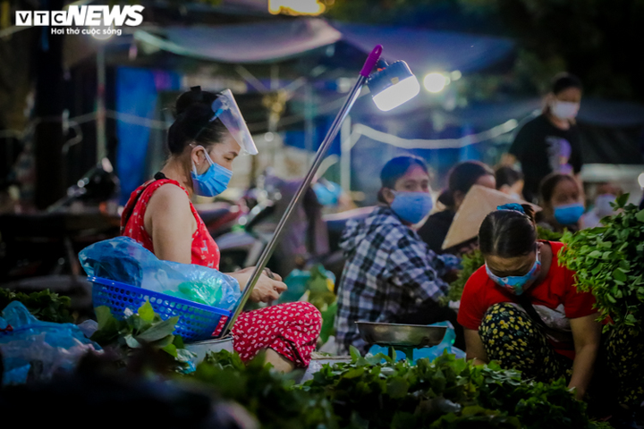 Ảnh: Tiểu thương Hà Tĩnh thức khuya, dậy sớm, vất vả mưu sinh giữa tâm dịch - 11
