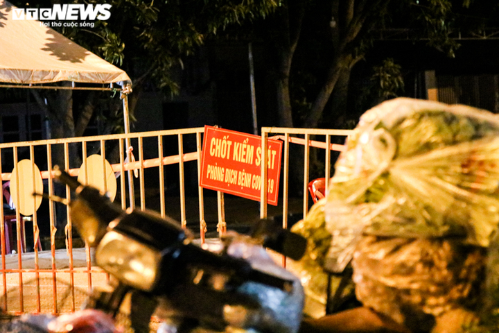 Ảnh: Tiểu thương Hà Tĩnh thức khuya, dậy sớm, vất vả mưu sinh giữa tâm dịch - 2