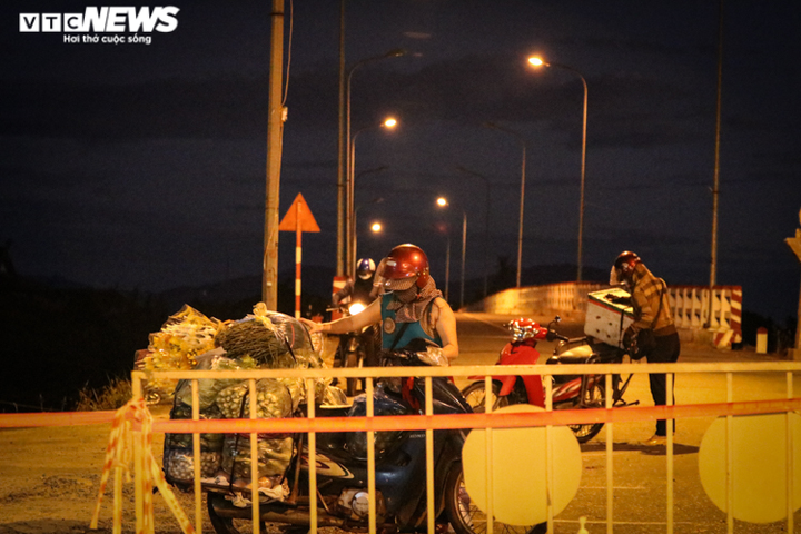 Ảnh: Tiểu thương Hà Tĩnh thức khuya, dậy sớm, vất vả mưu sinh giữa tâm dịch - 3