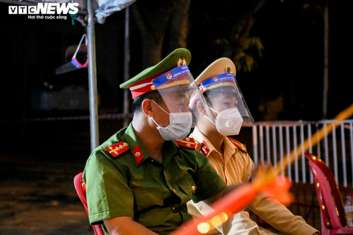 Ảnh: Tiểu thương Hà Tĩnh thức khuya, dậy sớm, vất vả mưu sinh giữa tâm dịch - 4