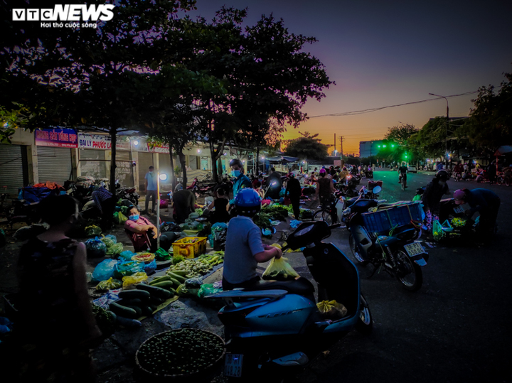 Ảnh: Tiểu thương Hà Tĩnh thức khuya, dậy sớm, vất vả mưu sinh giữa tâm dịch - 9