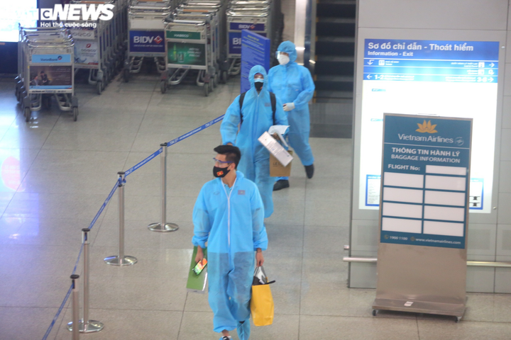 Những hình ảnh đầu tiên của Đội tuyển Việt Nam tại sân bay Tân Sơn Nhất - 2