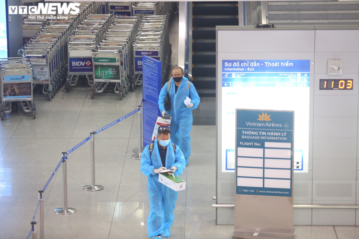 Những hình ảnh đầu tiên của Đội tuyển Việt Nam tại sân bay Tân Sơn Nhất - 4