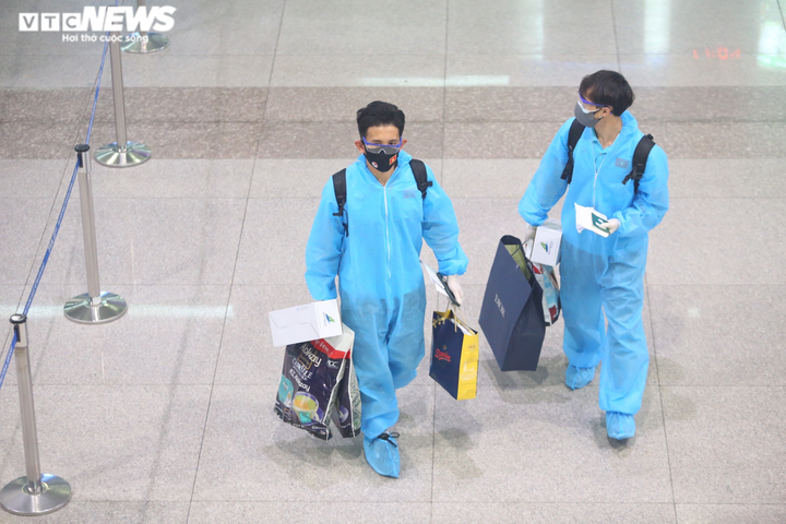 Những hình ảnh đầu tiên của Đội tuyển Việt Nam tại sân bay Tân Sơn Nhất - 3