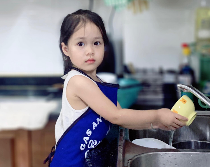 Phụ huynh chia sẻ cách giảm căng thẳng khi ở nhà trông con mùa dịch - 2