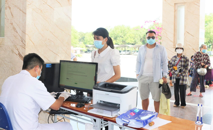 Phát hiện ca nghi mắc COVID-19, Lào Cai họp khẩn trong đêm - 1