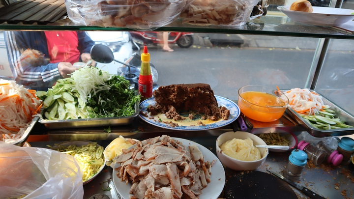 Tiệm bánh mì 60 năm không đổi vị: Xe xếp hàng mua nườm nượp, pate ăn ‘bao ghiền’ - 3
