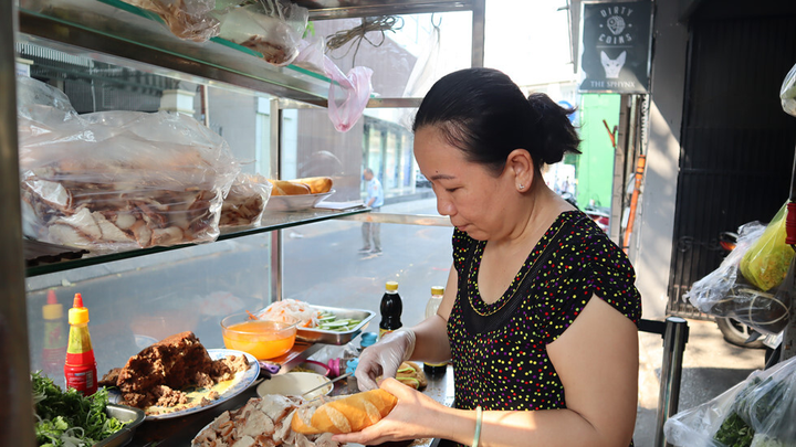 Tiệm bánh mì 60 năm không đổi vị: Xe xếp hàng mua nườm nượp, pate ăn ‘bao ghiền’ - 1