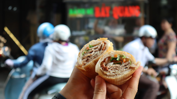 Tiệm bánh mì 60 năm không đổi vị: Xe xếp hàng mua nườm nượp, pate ăn ‘bao ghiền’ - 6