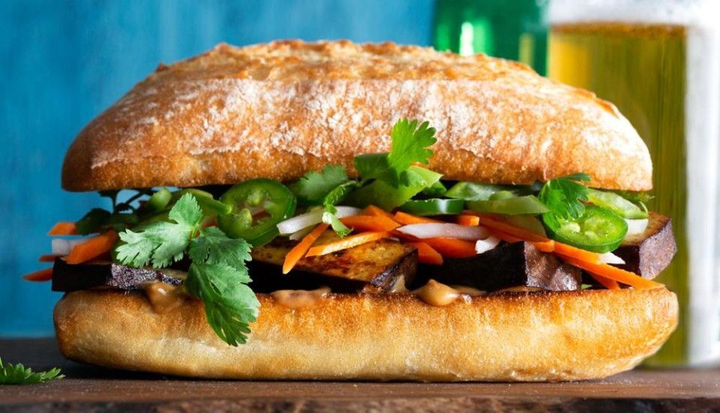Tiệm bánh mì 60 năm không đổi vị: Xe xếp hàng mua nườm nượp, pate ăn ‘bao ghiền’ - 5