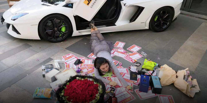 Hé lộ cuộc sống giả dối của các quý cô giàu có ‘fake’ - 6