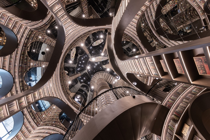 ‘Hiệu sách vô cực’ trêu đùa thị giác của du khách bằng ‘không gian siêu thực’ - 5