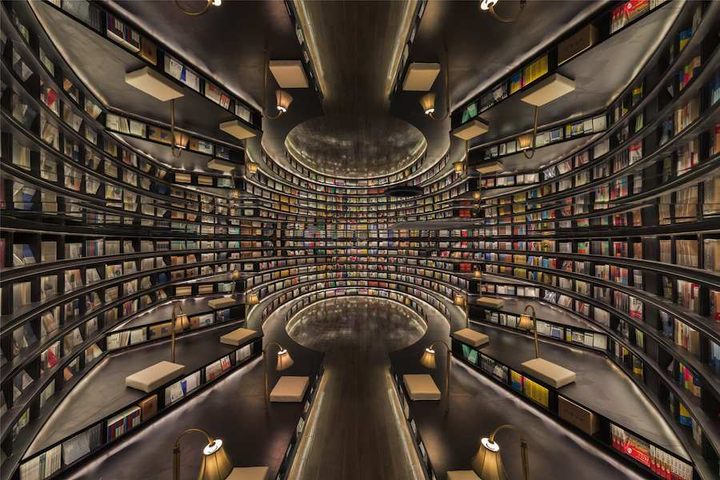 ‘Hiệu sách vô cực’ trêu đùa thị giác của du khách bằng ‘không gian siêu thực’ - 6