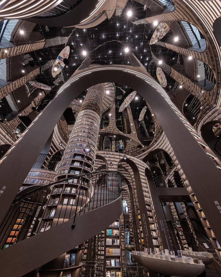 ‘Hiệu sách vô cực’ trêu đùa thị giác của du khách bằng ‘không gian siêu thực’ - 4