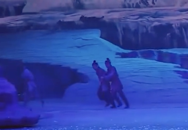 Kinh hãi cảnh đàn sói truy sát diễn viên trên sân khấu - 1