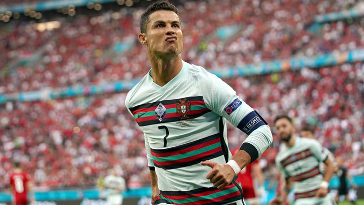 EURO 2020: Ronaldo xé lưới tuyển Đức, quên sự cố Coca-Cola - 2