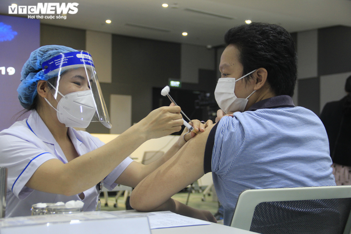 Số ca mắc bệnh liên tục tăng, TP.HCM họp khẩn Ban Chỉ đạo phòng, chống COVID-19 - 1