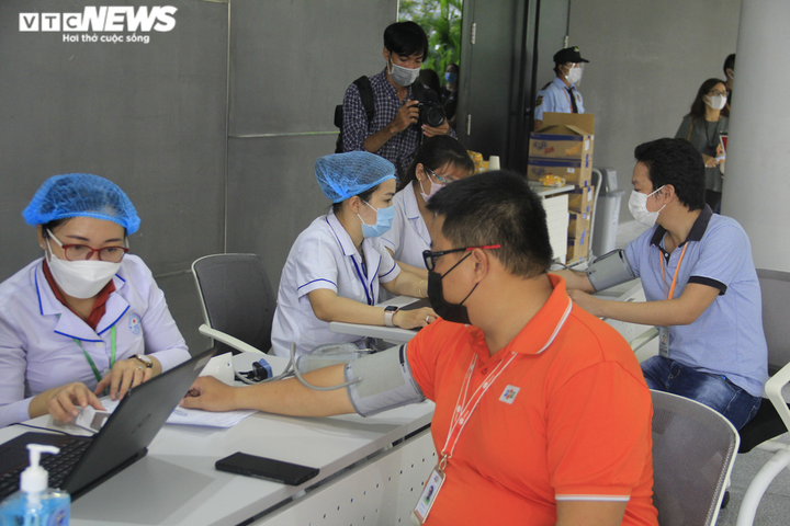 Những hình ảnh đầu tiên trong chiến dịch tiêm vaccine COVID-19 lớn nhất ở TP.HCM - 1