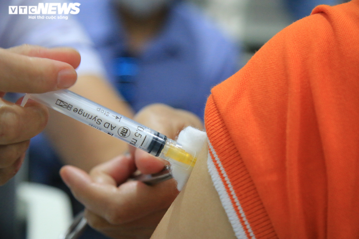 Những hình ảnh đầu tiên trong chiến dịch tiêm vaccine COVID-19 lớn nhất ở TP.HCM - 8