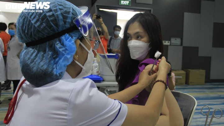 Những hình ảnh đầu tiên trong chiến dịch tiêm vaccine COVID-19 lớn nhất ở TP.HCM - 10