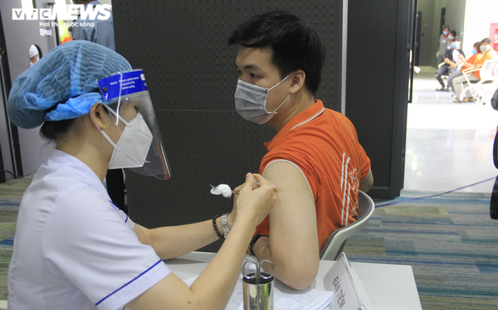 Những hình ảnh đầu tiên trong chiến dịch tiêm vaccine COVID-19 lớn nhất ở TP.HCM - 9