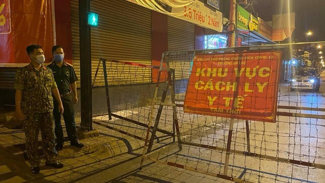 Ảnh: Phong tỏa 3 khu phố với gần 56.000 người ở TP.HCM - 3