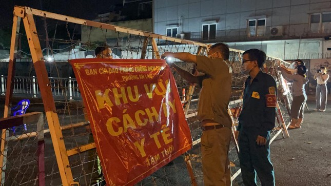 Ảnh: Phong tỏa 3 khu phố với gần 56.000 người ở TP.HCM - 5