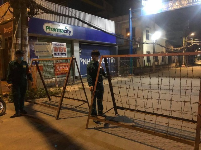 Ảnh: Phong tỏa 3 khu phố với gần 56.000 người ở TP.HCM - 1