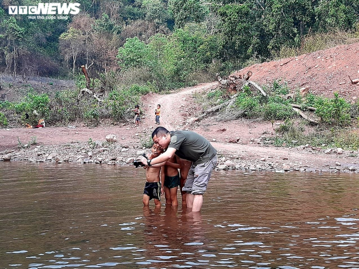 Khoảnh khắc phóng viên VTC News băng rừng, lội suối, đi vào tâm dịch tác nghiệp - 7