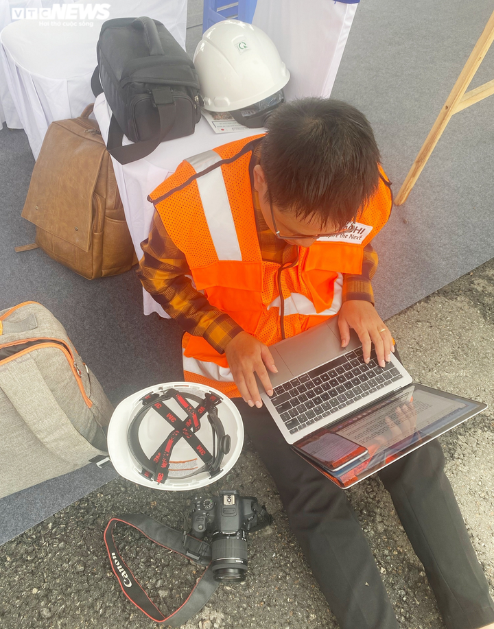 Khoảnh khắc phóng viên VTC News băng rừng, lội suối, đi vào tâm dịch tác nghiệp - 16