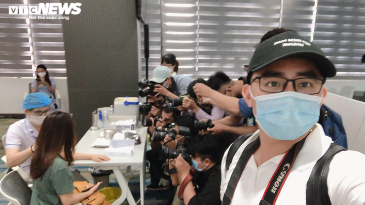 Khoảnh khắc phóng viên VTC News băng rừng, lội suối, đi vào tâm dịch tác nghiệp - 14