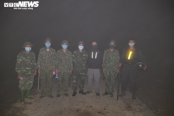 Khoảnh khắc phóng viên VTC News băng rừng, lội suối, đi vào tâm dịch tác nghiệp - 4