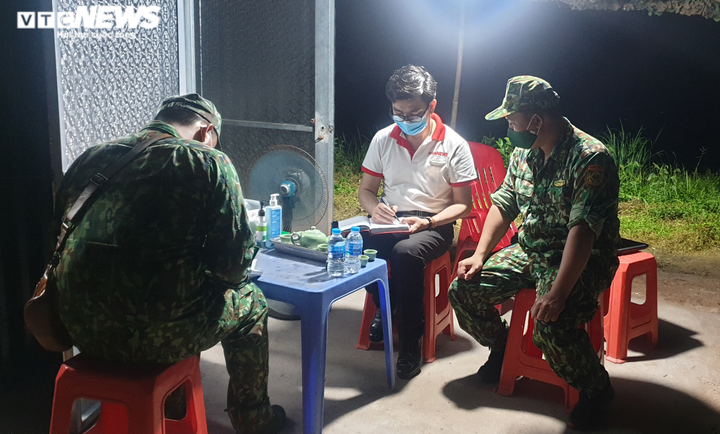 Khoảnh khắc phóng viên VTC News băng rừng, lội suối, đi vào tâm dịch tác nghiệp - 6