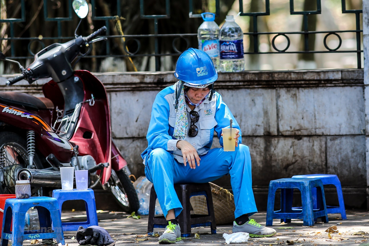 Hà Nội quay cuồng trong nắng nóng 41 độ C - 1