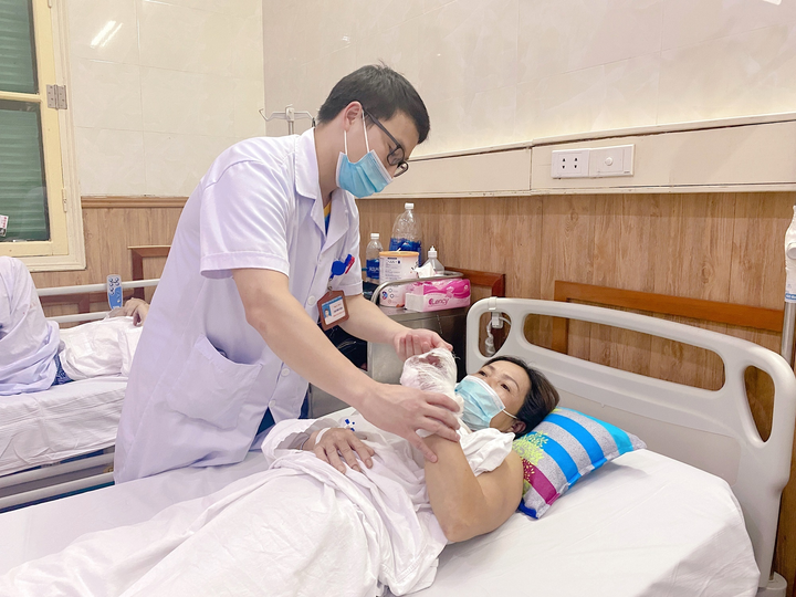 Vô tình để tay vào máy xay giò, người phụ nữ nát cả bàn tay - 1