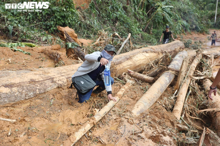 Khoảnh khắc phóng viên VTC News băng rừng, lội suối, đi vào tâm dịch tác nghiệp - 18