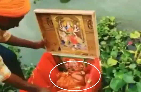 Nghe tiếng khóc dưới sông, phát hiện bé gái bị thả trôi trong hộp - 1