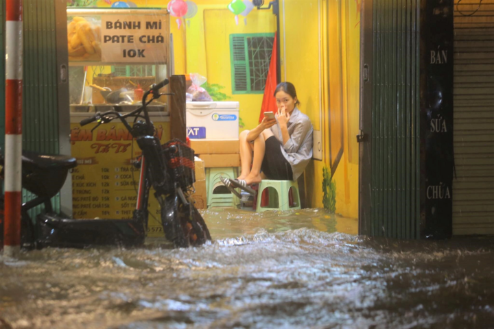 Đường Hà Nội ngập, cây đổ ngổn ngang sau cơn mưa lớn giữa đêm - 6