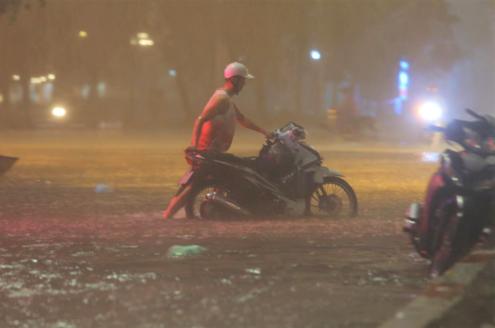 Đường Hà Nội ngập, cây đổ ngổn ngang sau cơn mưa lớn giữa đêm - 3