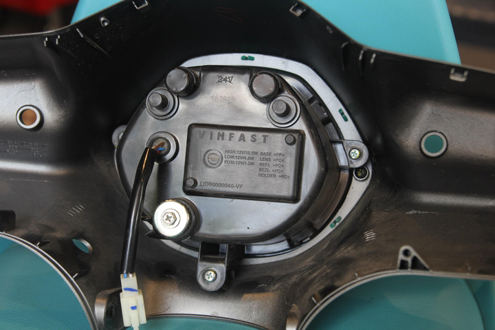 'Đập hộp' VinFast Klara S mới toanh, kiểm tra 'hàng hiệu' bên trong - 5