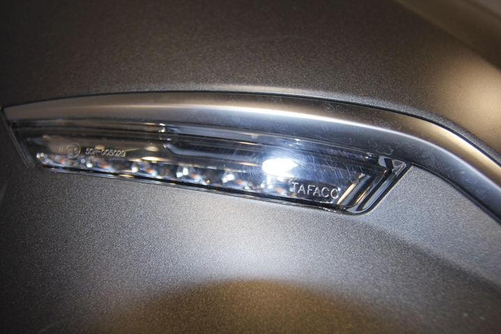 'Đập hộp' VinFast Klara S mới toanh, kiểm tra 'hàng hiệu' bên trong - 7