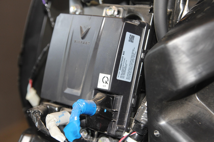 'Đập hộp' VinFast Klara S mới toanh, kiểm tra 'hàng hiệu' bên trong - 9