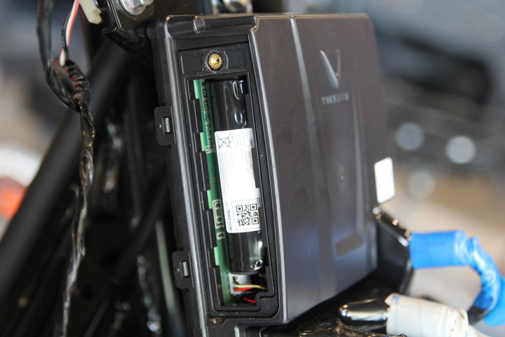 'Đập hộp' VinFast Klara S mới toanh, kiểm tra 'hàng hiệu' bên trong - 10