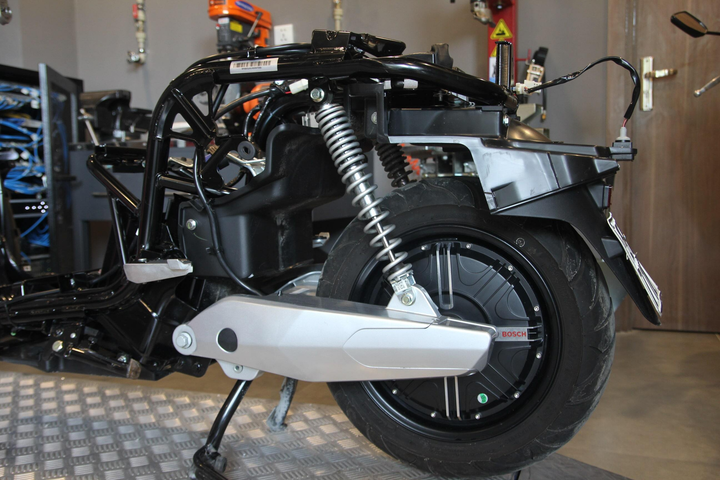 'Đập hộp' VinFast Klara S mới toanh, kiểm tra 'hàng hiệu' bên trong - 12