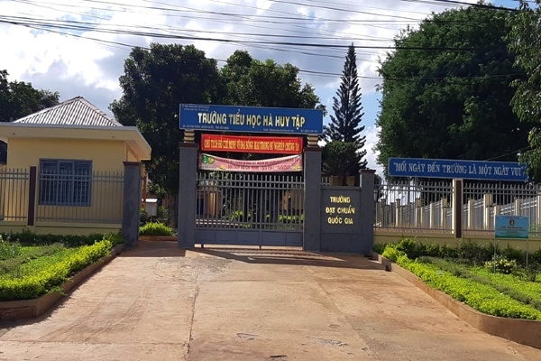 Học trò nghèo không có tiền nộp quỹ bị giữ học bạ: UBND tỉnh chỉ đạo làm rõ - 1