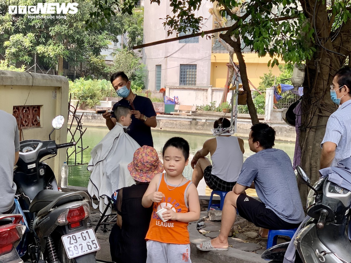 Quán cắt tóc từ sang chảnh đến bình dân quá tải ngày mở cửa trở lại - 5