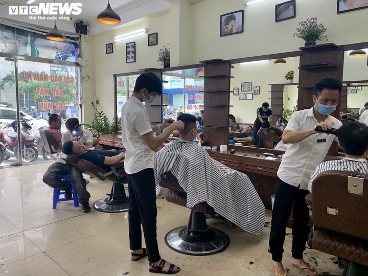 Quán cắt tóc từ sang chảnh đến bình dân quá tải ngày mở cửa trở lại - 4