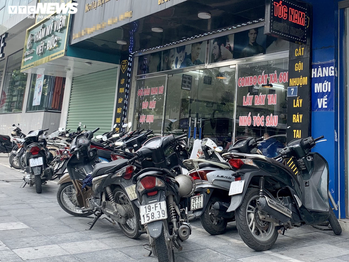 Quán cắt tóc từ sang chảnh đến bình dân quá tải ngày mở cửa trở lại - 3
